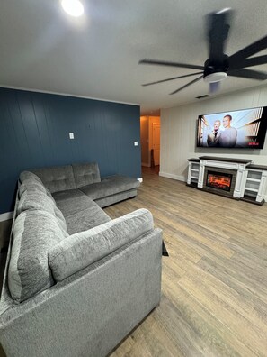 TV, fireplace - Amazing Home Away From Home (Valdosta)