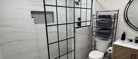 Douche, sĂšche-cheveux, serviettes fournies, savon