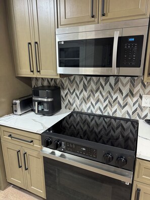 Microwave, oven, dishwasher, toaster - Amazing Home Away From Home (Valdosta)