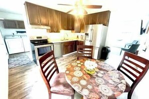 Réfrigérateur, four à micro-ondes, un four, surface de cuisson