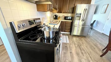 Geladeira, micro-ondas, fogão, cooktop