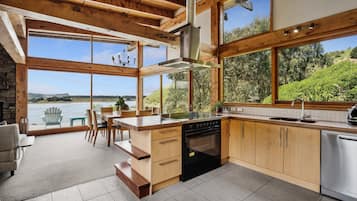 Fridge, microwave, stovetop, dishwasher
