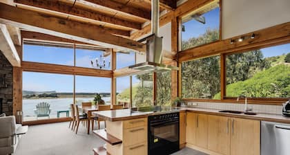 Korimako Lodge, Stunning view and wildlife, your piece of quiet in New Zealand