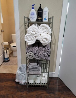 Suihku, pyyhkeet, saippua, sampoo