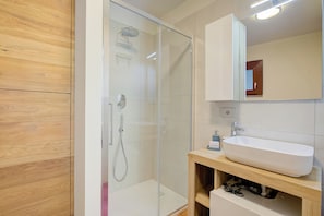 Douche, sèche-cheveux, bidet, serviettes fournies