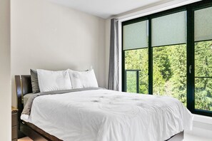 3 bedrooms, iron/ironing board, WiFi, bed sheets - Top Floor Penthouse with Pool, gym and Boat Slip (Sicamous)