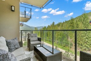 Property grounds - Top Floor Penthouse with Pool, gym and Boat Slip (Sicamous)