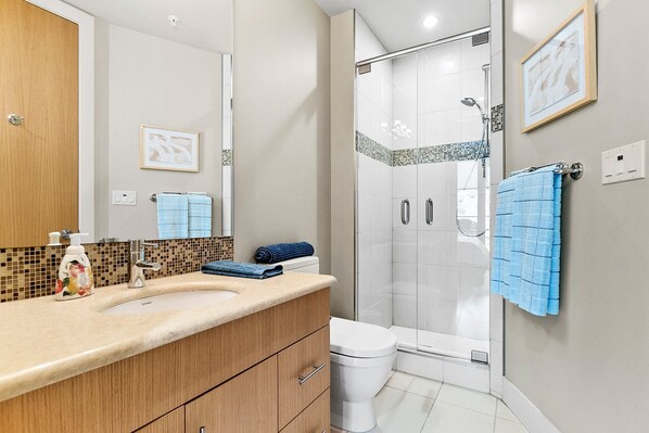 Shower, jetted bath, hair dryer, towels
