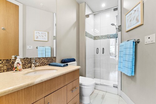 Top Floor Penthouse with Pool, gym and Boat Slip