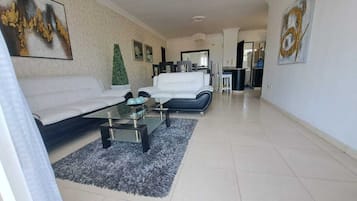 Departamento Confort, balcón, vista a la ciudad | Área de sala de estar | Smart TV de 43 pulgadas con canales por cable