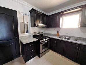 Comfort Apartment, Balcony, City View | Private kitchen | Full-size fridge, oven, stovetop, coffee/tea maker - Céntrico con Jacuzzi privado (Santiago de los Caballeros)