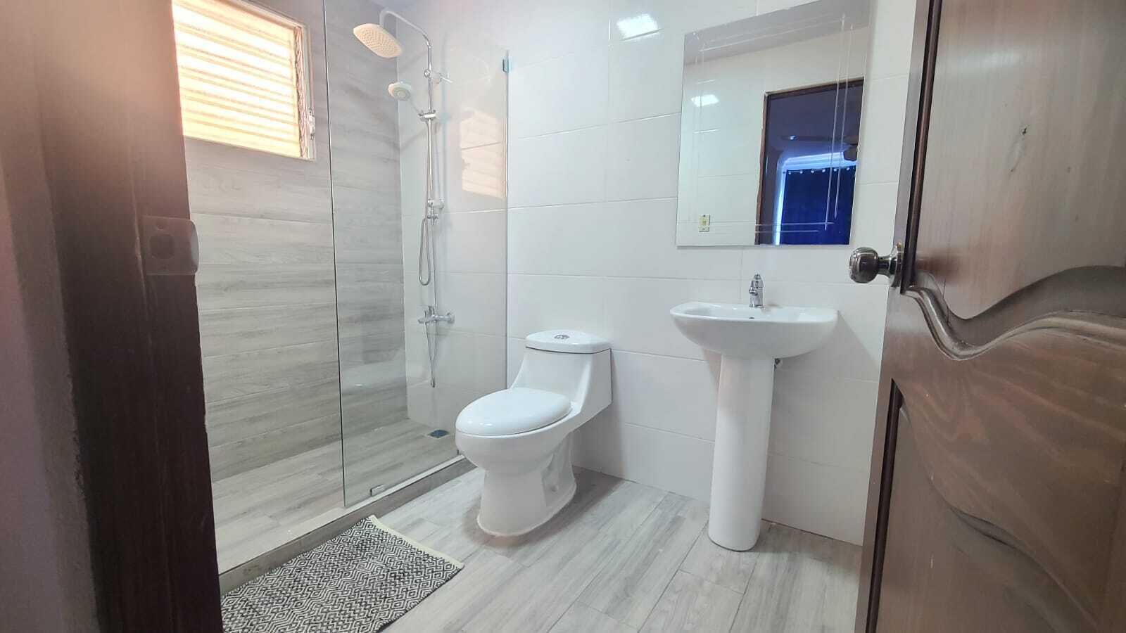 Bañera con ducha, artículos de tocador gratuitos, jabón, shampoo