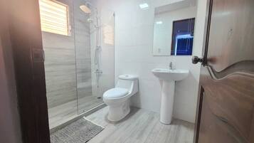 Bañera con ducha, artículos de tocador gratuitos, jabón, shampoo