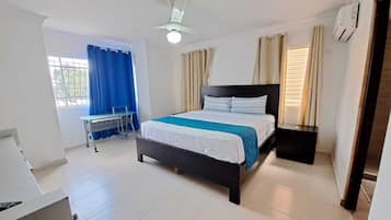 Departamento Confort, balcón, vista a la ciudad | Escritorio, espacio para trabajar con laptop y cortinas blackout