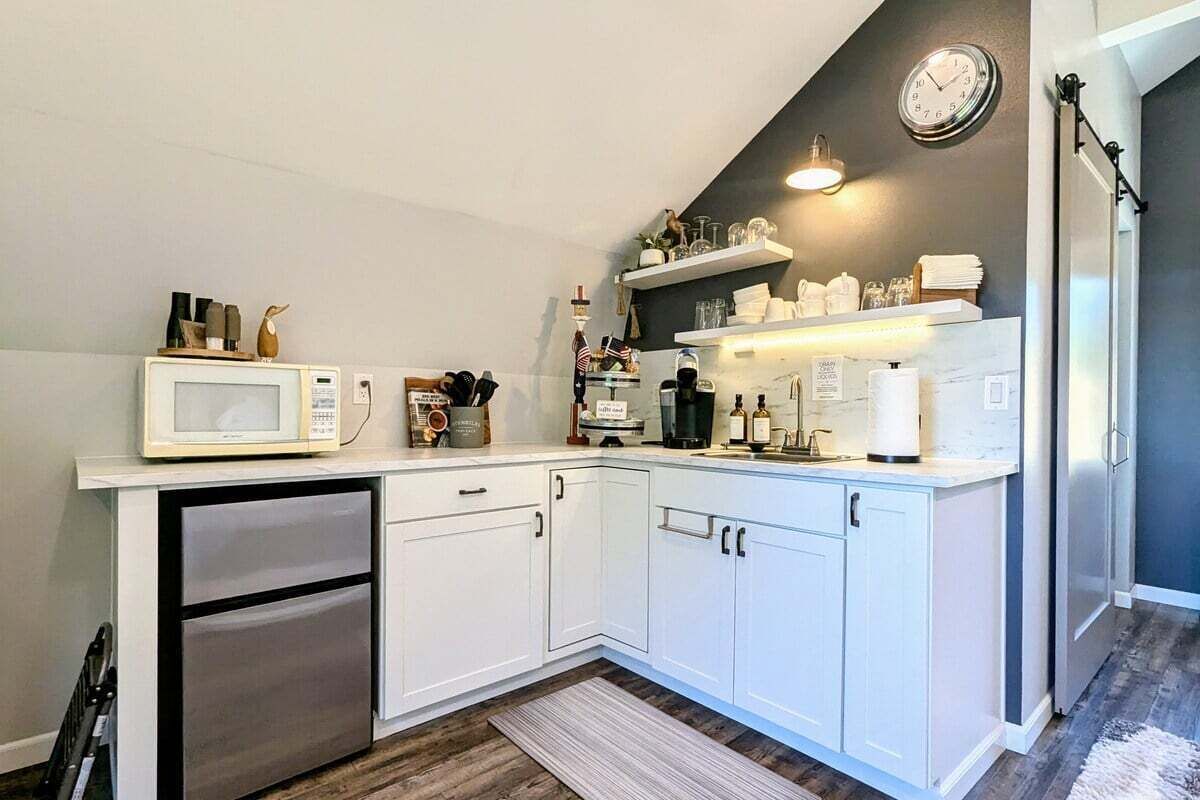 Réfrigérateur, micro-ondes, cafetière/bouilloire, grille-pain