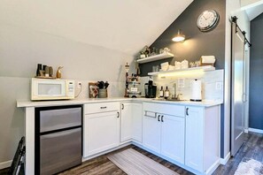 Een koelkast, een microgolfoven, een koffiezetapparaat/waterkoker