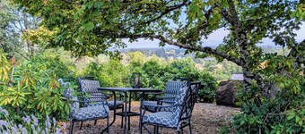 Cozy Barn Cottage Retreat nestled in the vineyards of Eola-Amity Hills