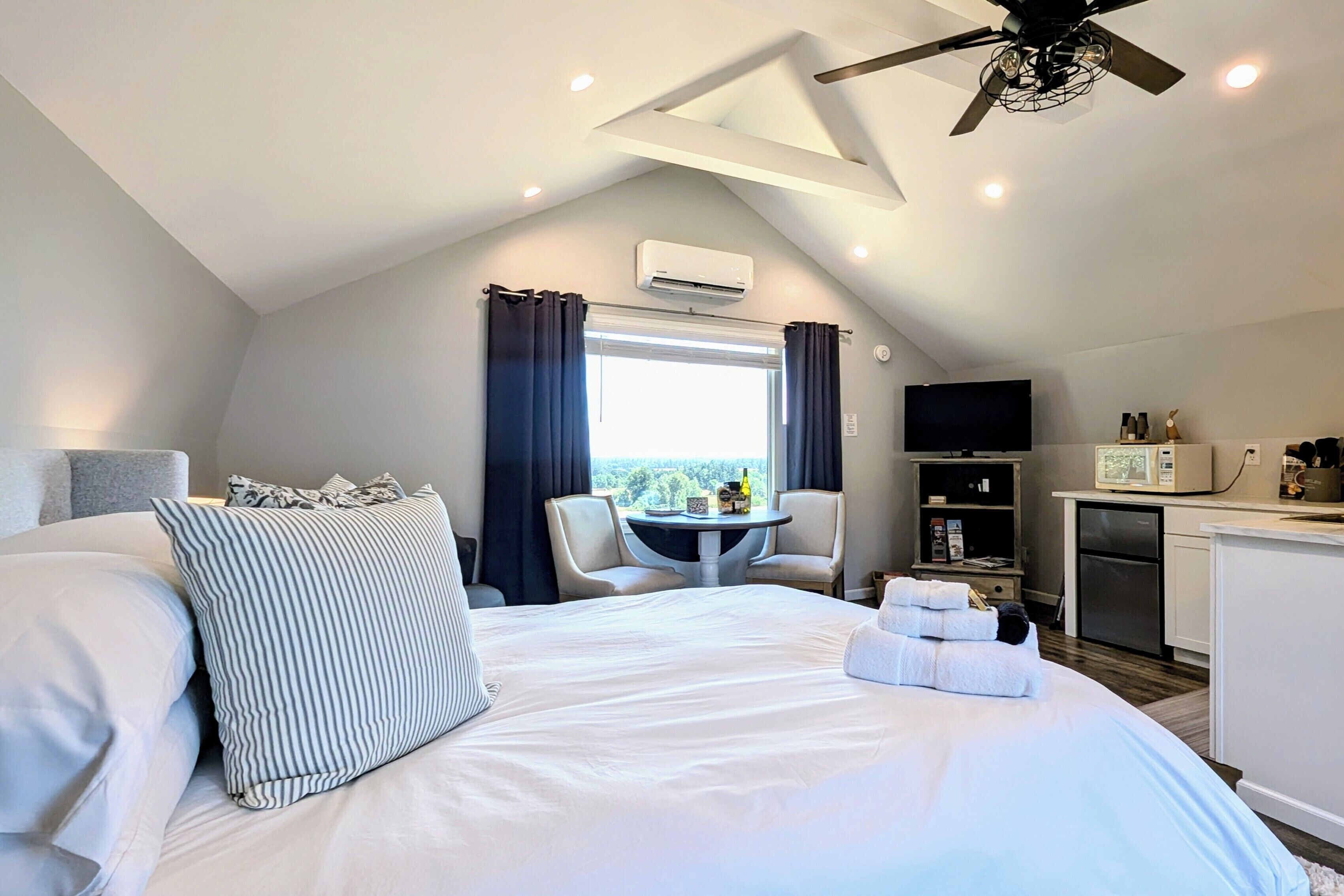 Travel crib, free WiFi, bed sheets