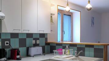 Een koelkast, een microgolfoven, een oven, een kookplaat