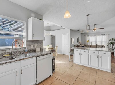 Spacious and Comfy 4b/2bath Family friendly and Quiet neighborhood 