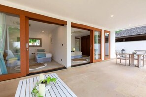 屋外ダイニングエリア