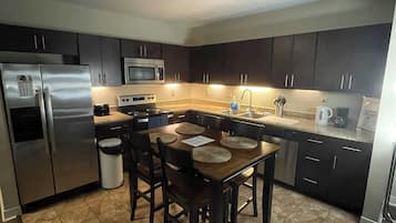 Geladeira, micro-ondas, fogão, cooktop