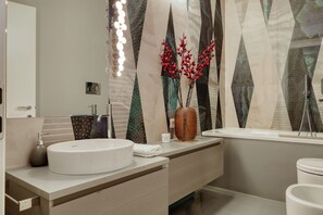 Shower, hair dryer, bidet, towels