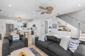 Smart TV, offices - Casa Cayo – Luxe 4BR Waterfront Getaway (Marathon)