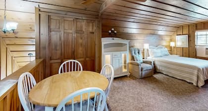 Waterview studio w/shared boat access, pier fishing, WiFi