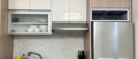 Fridge, microwave, stovetop, cookware/dishes/utensils