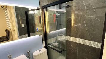 Shower, hair dryer, bidet, towels