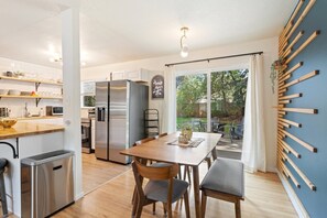 Dining - Olympic City Gold! 3bd Central CoSprings Fun & Firepit Near Palmer Park, UCCS
(Colorado Springs)