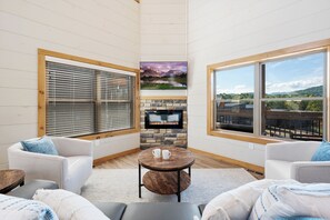 Smart TV, caminetto, videogiochi, tavolo da calcetto