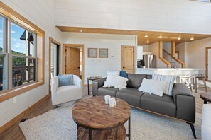 Smart TV, caminetto, videogiochi, tavolo da calcetto