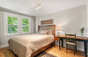 4 Schlafzimmer, Schreibtisch, Bügeleisen/Bügelbrett, Reisekinderbett