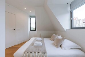 4 bedrooms, desk, iron/ironing board, WiFi