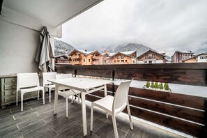 Outdoor dining - CHEVRULS A5: Nice 2 bedrooms right in the centre (morzine)