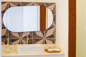 Standard Family Room | Bathroom | Shower, rainfall showerhead, free toiletries, hair dryer - Caza Guesthouse Iyang (Concepcion)