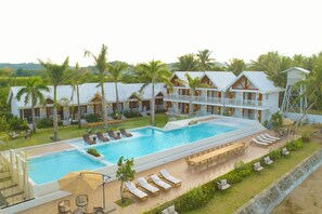 2 outdoor pools - Caza Guesthouse Iyang (Concepcion)
