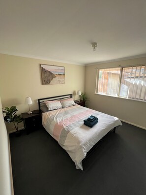 3 chambres, fer et planche à repasser, lit parapluie, Wi-Fi