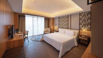 Studio 30 Double with Balcony | Brankas dan meja kerja