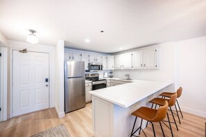 Frigorifero, microonde, forno, piano cottura