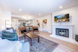 Smart TV, fireplace - Old Town Ski Condo — Walk to Skiing and Park City Mountain, Hot Tub, Free Parking (Park City)