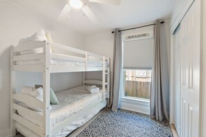4 Schlafzimmer, Verdunkelungsvorhänge, kostenloses WLAN, Bettwäsche