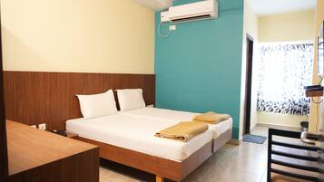 Double Room | 1 bedroom, hypo-allergenic bedding, desk, bed sheets
