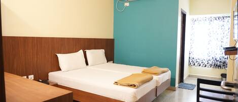 Double Room | Hypo-allergenic bedding, desk, bed sheets