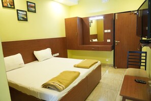 Suite | Hypo-allergenic bedding, desk, bed sheets - Sri Krishnan Residency (Pollachi)