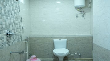 Habitación triple | Baño | Ducha, toallas, jabón y champú