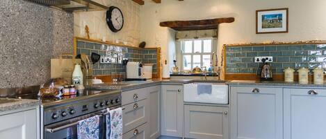 Køleskab, mikrobølgeovn, ovn, kogeplade