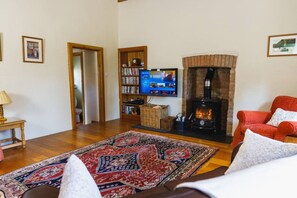 TV, fireplace - Converted Buttery Cottage in Pembrokeshire (Mathry)